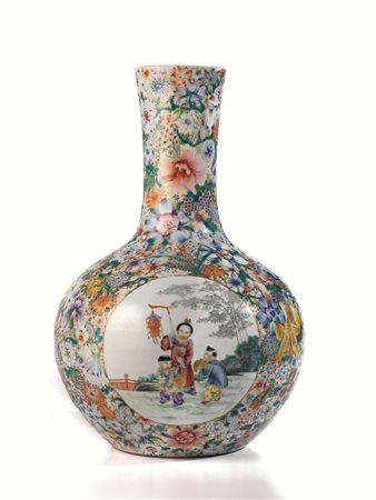 Vaso, Cina periodo repubblicano, in porcellana mille fiori, tre riserve a...
