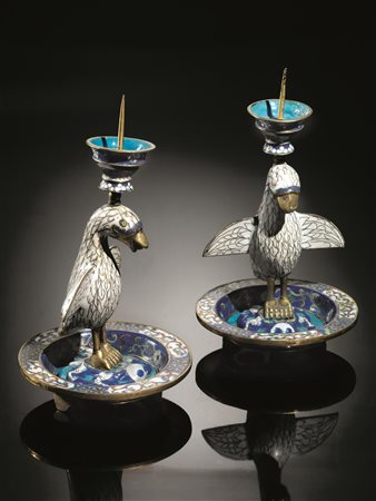 Rara coppia di candelieri Cina secolo XVIII, in smalto cloisonnémodellati...