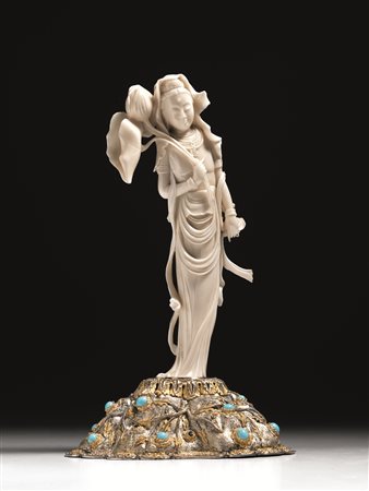 Scultura Cina inizi sec. XX, in corallo bianco raffigurante Guanyin,...