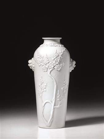 Vaso meiping Cina dinastia Qing, sec. XVIII, in porcellana blanc de Chine,...