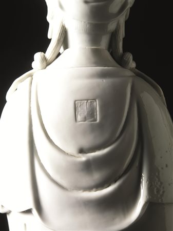 Scultura Cina sec. XIX, in porcellana bianca Dehua, raffigurante Guanyin...