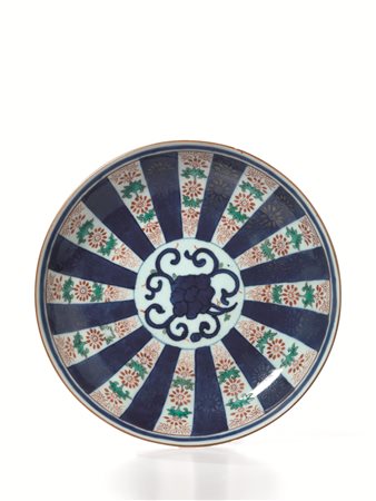 Piatto Giappone sec XVIII-XIX, in porcellana Kutani, centrato da un motivo...