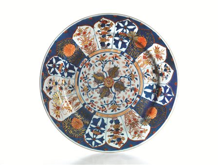 Grande piatto, Cina, periodo Kangxi (1661-1722), in porcellana Imari,...