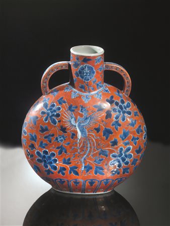 Moonflask, Cina sec. XVIII, in porcellana a sottosmalto blu e rosso ferro,...