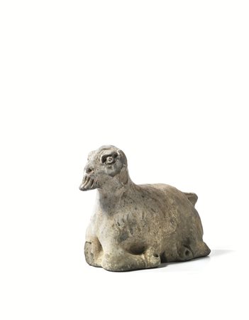 Piccola capra, Cina dinastia Han (206- 220), in terracotta, in posizione...