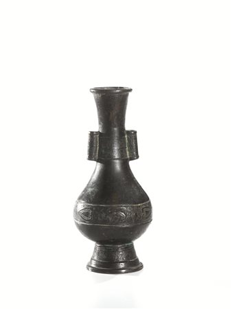 Piccolo vaso a freccia, Cina sec. XVII, in bronzo, decorato a rilievo con...