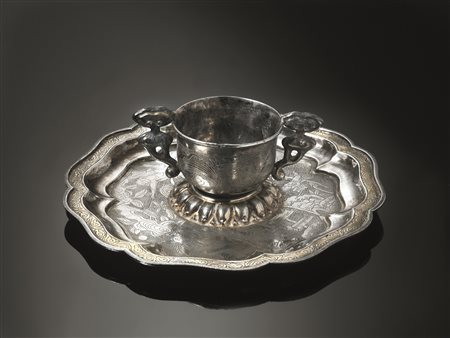 Rara coppa biansata con piattino Cina , periodo Tang, (618-907), in argento,...