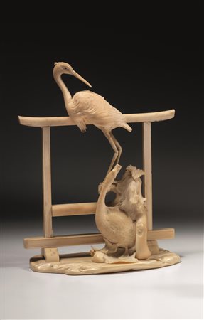 Okimono, Giappone sec. XIX, in avorio, finemente scolpito, raffigurante...