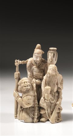 Okimono, Giappone sec. XIX, in avorio finemente scolpito, raffigurante tre...