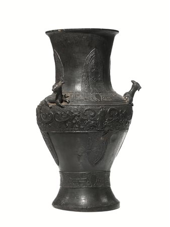 Vaso Cina, dinastia Ming (1368-1644), in bronzo, decorato a motivi arcaici e...