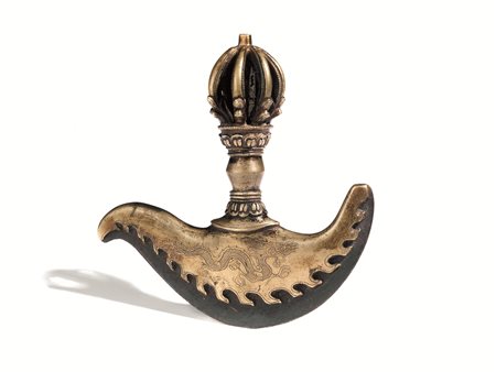 Coltello rituale tibetano sec. XVIII, in bronzo e ferro, inciso con figure di...