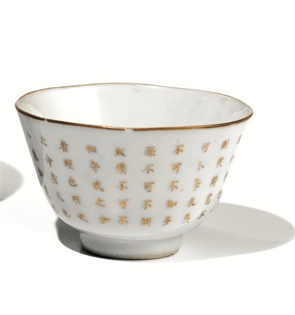Tazzina Cina inizi sec. XX, in porcellana bianca con iscrizioni dorate, alt....