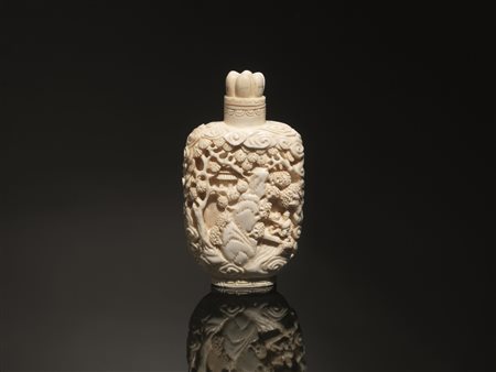 Snuff-bottle, Cina fine dinastia Qing, in avorio intagliato, finemente...