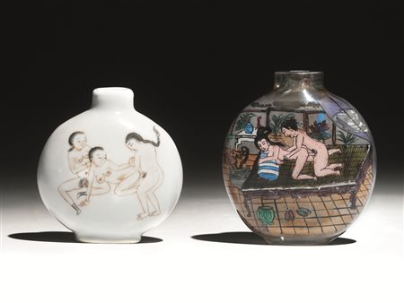 Due snuff-bottles, Cina fine dinastia Qing, a soggetto erotico, unain vetro...