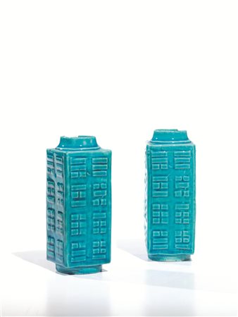 Coppia di Vasi cong Cina sec. XVIII, in porcellana turchese, decorati a...