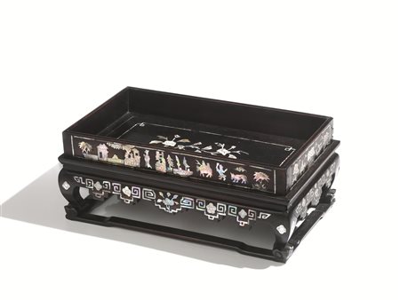 Vassoio, Cina, sec. XX, in legno di Hongmu, con intarsi in madreperla, a...