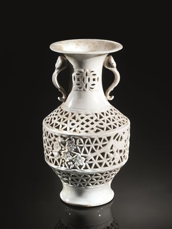 Vaso Cina sec. XX, in porcellana bianca traforata, anse a guisa di scettri...
