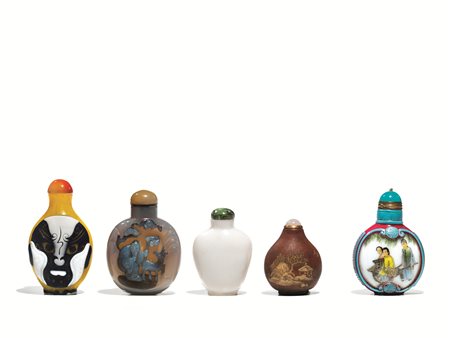 Quattro snuff-bottles, Cina inizi sec. XX, in materiali diversi, una in...