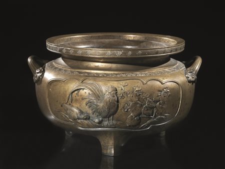 Incensiere, Giappone, sec. XIX, tripode, in bronzo, biansato, decorato a...