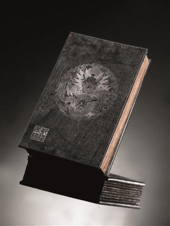 Sutra sul cuore Cina sec. XX, composto da otto placche in giada Kotan...