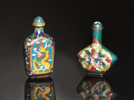 Due snuff-bottles, Cina fine dinastia Qing, in smalto cloisonnÃ© una...