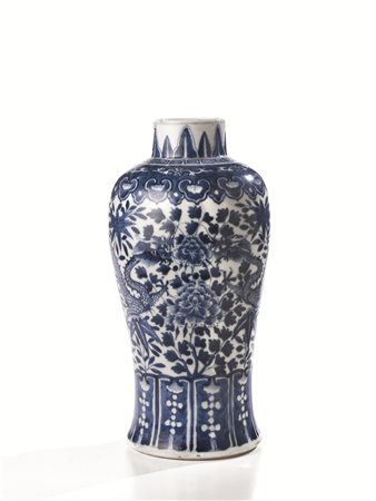 Vaso, Cina fine dinastia Qing, in porcellana bianca e blu, decorato con...