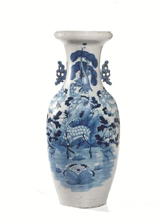 Vaso, Cina fine dinastia Qing, in porcellana bianca e blu, decorato con...