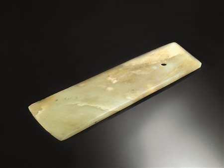 Ascia, Cina dinastia Zhou ,2000-1500 a.C., in giada verde con leggere...