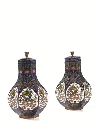 Coppia di vasi, Cina sec. XX, di forma esagonale, in samalto cloisonnÃ©,...