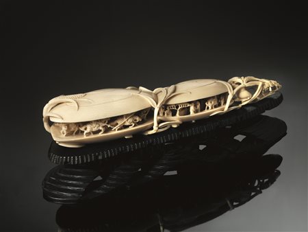 Scultura Cina inizi sec. XX, in avorio, raffi gurante due valve di conchiglia...