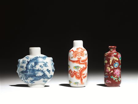 Tre snuff-bottles, Cina sec. XIX-XX, in porcellana, una a fondo bianco,...