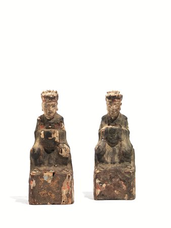 Coppia di figure, Cina sec., XVII, in legno policromo, raffiguranti...