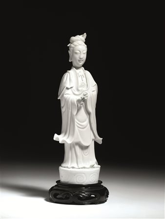 Guanyin Cina inizi sec. XX, in porcellana bianca, su base in legno alt. cm...