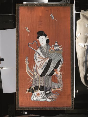 Pannello, Cina sec. XX, in seta ricamata, raffigurante donna con vassoio, cm...