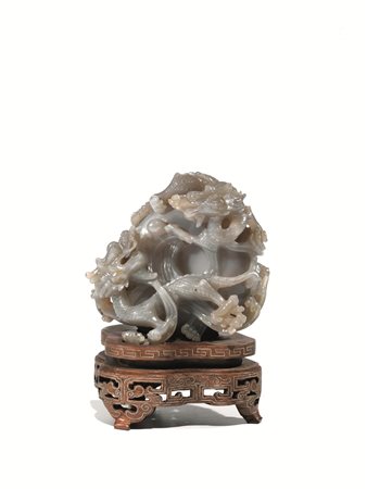 Scultura Cina, fine dinastia Qing, in calcedonio, raffigurante due draghi...