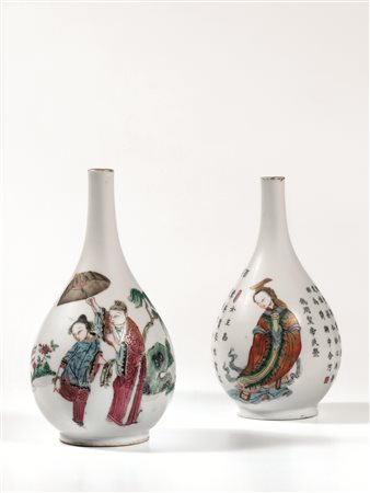 Due vasetti Cina periodo repubblicano, a forma di bottiglia in porcellana...
