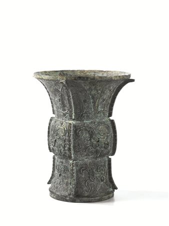 Vaso Zun, dall'antico, in bronzo decorato a rilievo con animali fantastici e...