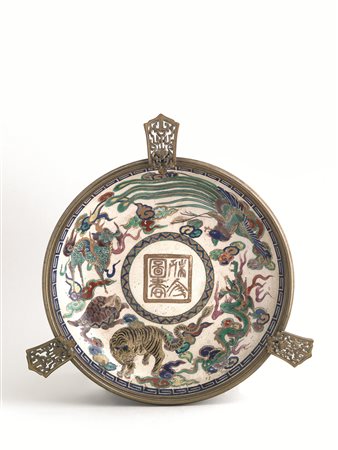 Piatto, Giappone, periodo Meiji-Taisho, in ceramica policroma, finemente...