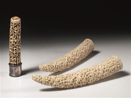 Manico, India sec. XIX, in avorio, finemente scolpito con una moltitudine...