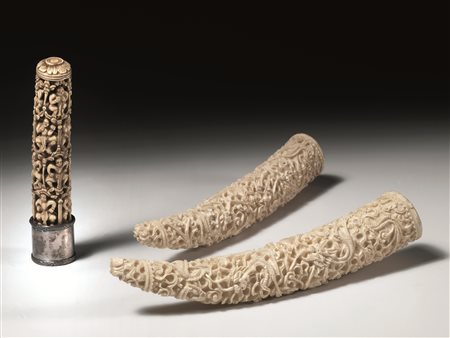 Coppia di zanne India sec. XIX, in avorio finemente intagliate a motivi...