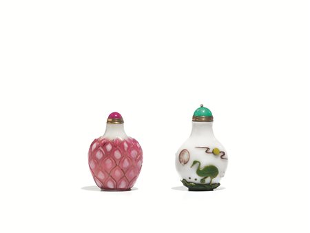 Due snuff-bottles, Cina sec. XX, in vetro incamiciato, una a fondo bianco,...