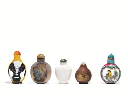 Snuff-bottles, Cina inizi sec. XX, in vetro incamiciato rosso e azzurro, i...