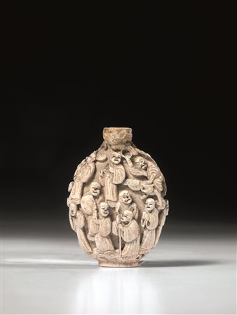 Snuff-bottle, China Qing dynasty (1644-1911), lavorata a tutto tondo con...