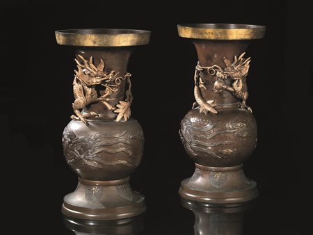 Coppia di vasi, Giappone, periodo Meiji (1868-1912), in bronzo parzialmente...