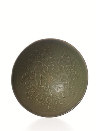 Ciotola Cina sec. XX, in ceramica celadon Longquan, decorata a rilievo a...