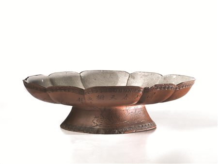 Alzata, Cina sec. XVIII, in gres Yixing, di forma lobata, incisa con motivo a...