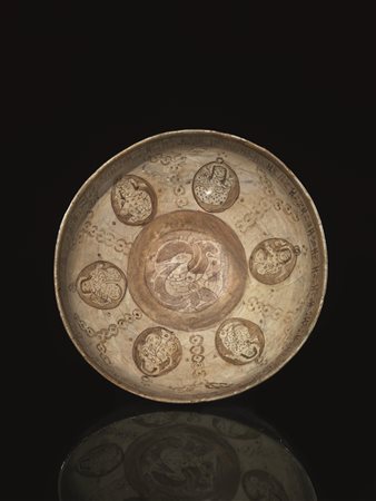 Coppa Nishapur, Iran XI sec in maiolica decorata con volatile al centro e...