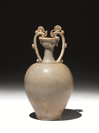 Vaso biansato periodo Tang, 618-907, in terracotta invetriata, i manici a...