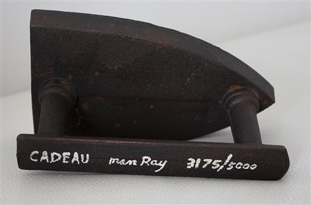 Man Ray, Cadeau, 1921