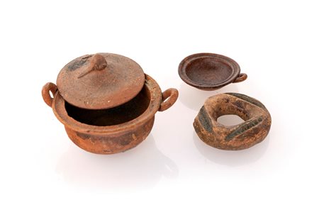 Tegame in terracotta con coperchio, fondina e ciambella di pane